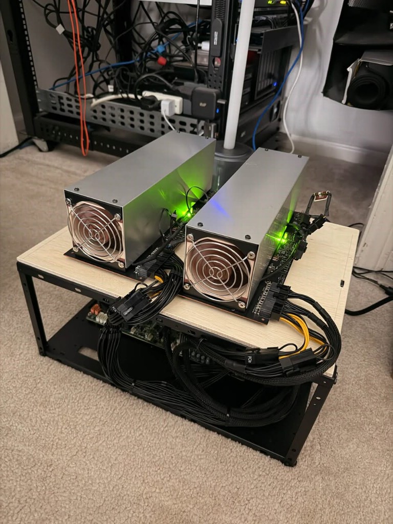 Два серверных GPU A100 на кастомном шасси